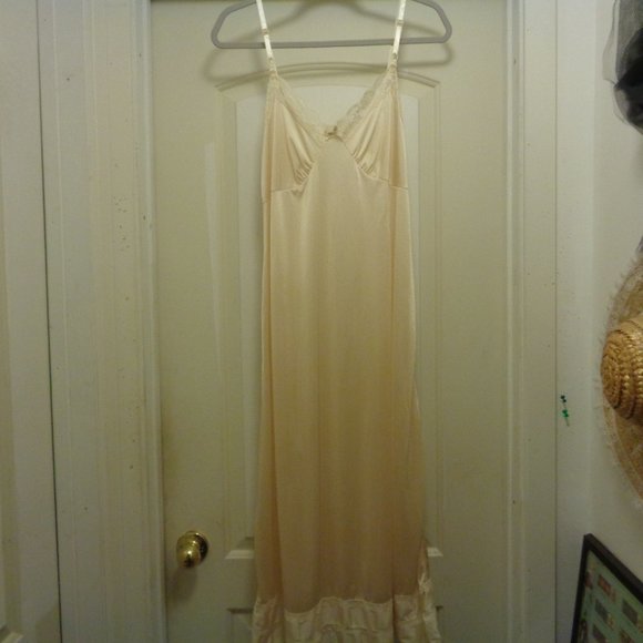 VINTAGE STYLE LONG CREAMY BEIGE NYLONG LACEY SLP OR NIGHTIE 36 - Picture 2 of 6